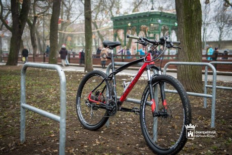 Városszerte folyamatosan kerülnek ki a kerékpártámaszok